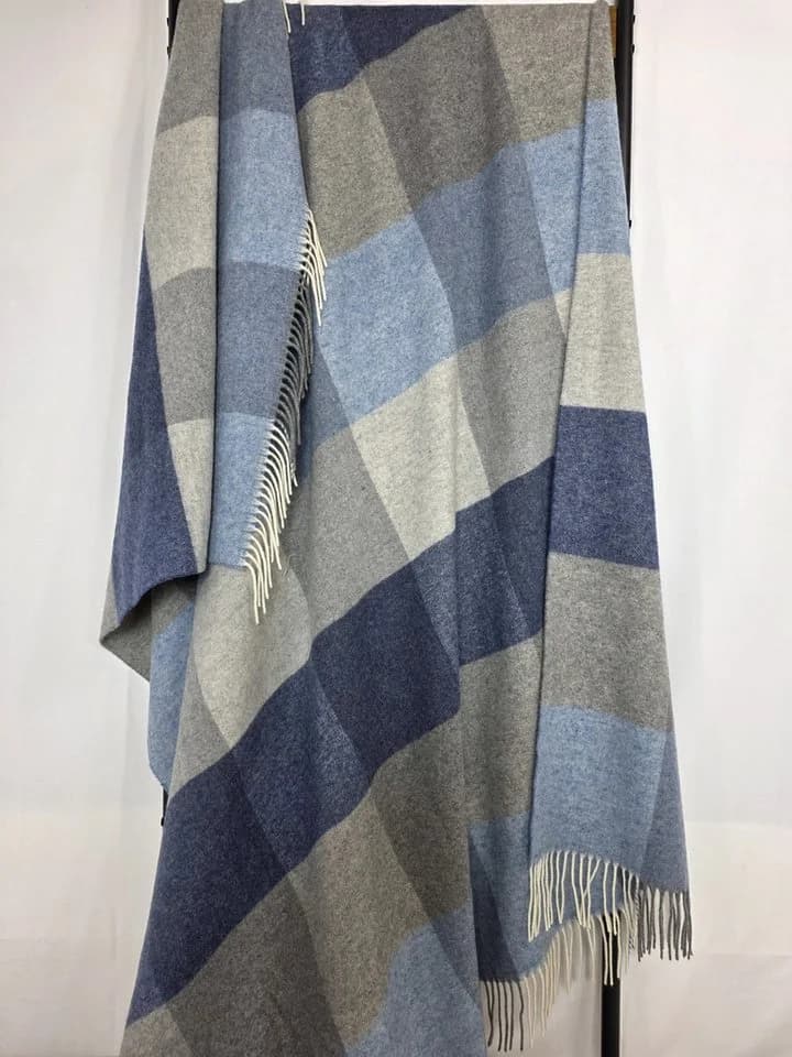 STTS Wolldecke "FARO Karo" Merinowolle-Kaschmir-Mix Grau-Blau - Bild 5