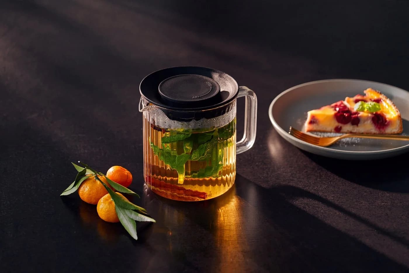 Moderne Teekanne mit 3D-Design aus Borosilikatglas, Edelstahl und Kunststoff