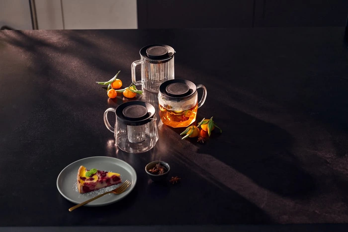 Moderne Teekanne mit 3D-Design aus Borosilikatglas, Edelstahl und Kunststoff - Bild 3
