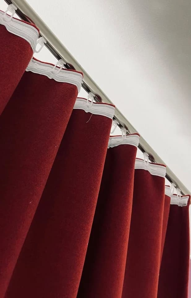novumfix Vorhang Filzvorhang Softfilz bordeaux rot extra lang Kräuselband, verdunkelnd, Schallschutz - Bild 3