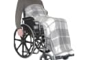 Seniori Rollstuhldecke Grau - Beindecke mit Taschen und Gürtel Bild 3