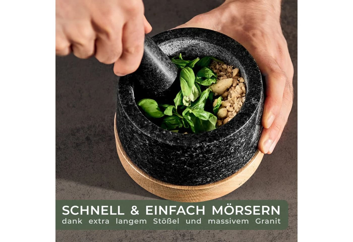Waldwerk Mörser mit Stößel aus Granit auf Eichenholzbasis