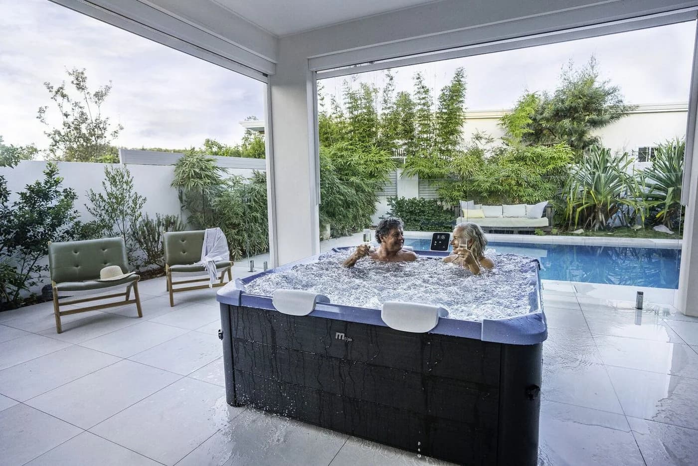 MSpa Whirlpool OSLO Sapphire inkl. LED, WiFi, UVC, 120 Luftdüsen, 8 Hydromassagedüsen - Bild 5