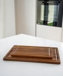 Zoha Schneidebrett Core Set aus massivem Akazienholz mit Saftrille & Ständer Bild 4
