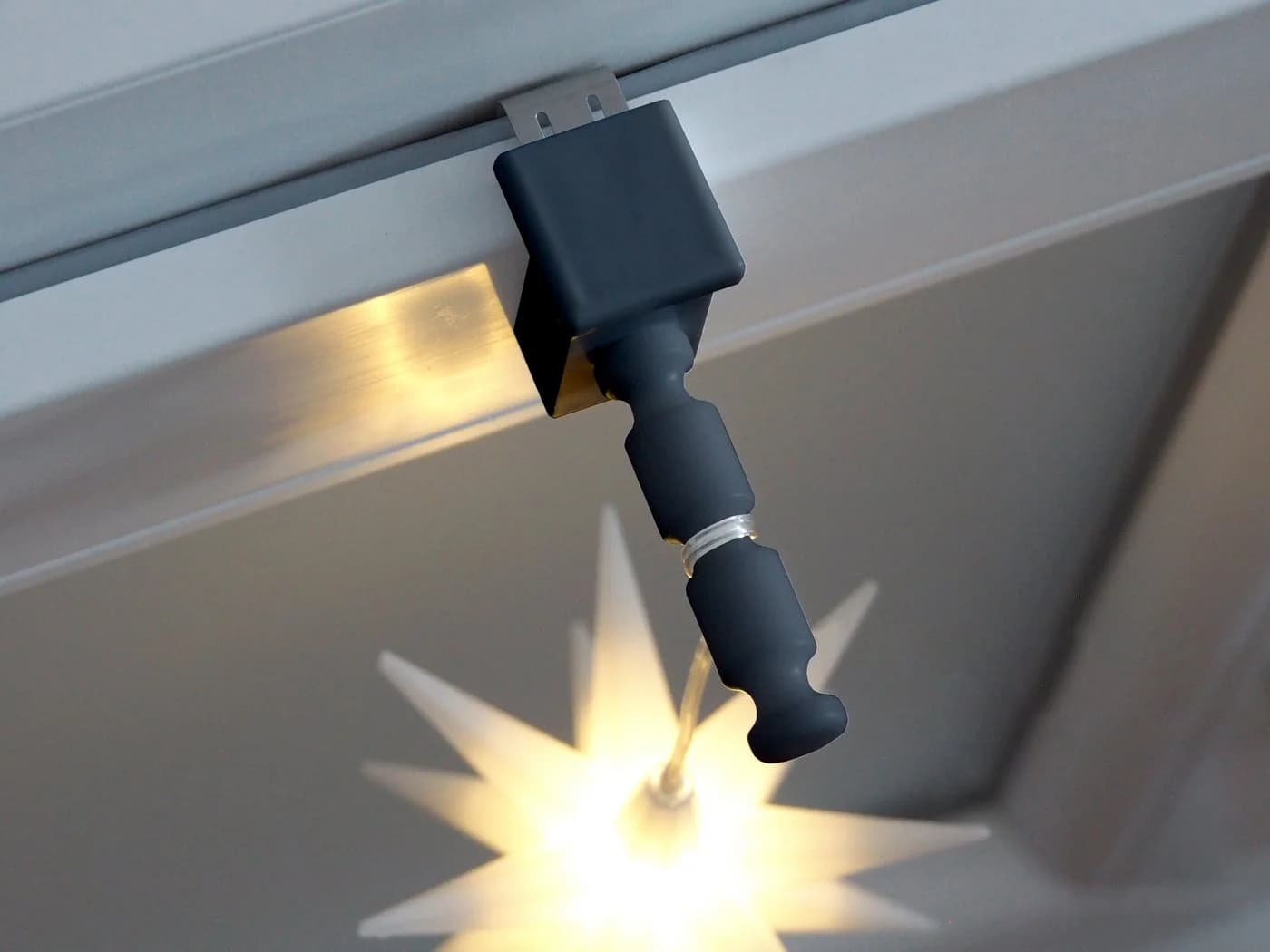 Dekohaken24 Fensterclip mit Distanzhalter Weiß 10-27mm