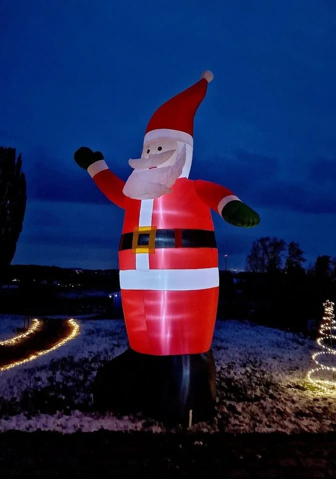 Spetebo Selbstaufblasbarer Weihnachtsmann XXL LED rot/weiß