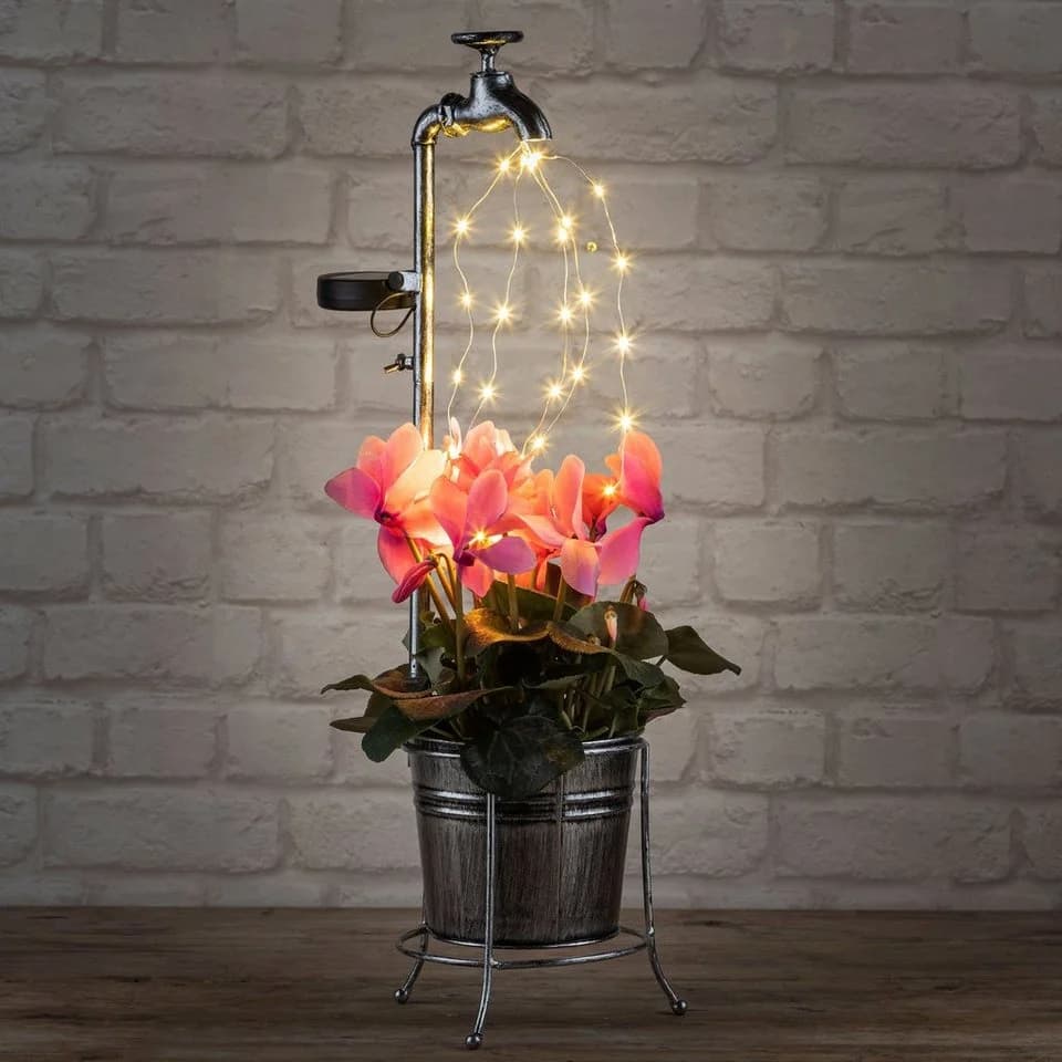 Spetebo LED Solar Deko Wasserhahn mit Blumentopf - Altsilber - Bild 2