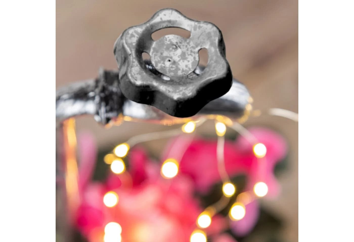 Spetebo LED Solar Deko Wasserhahn mit Blumentopf - Altsilber - Bild 4