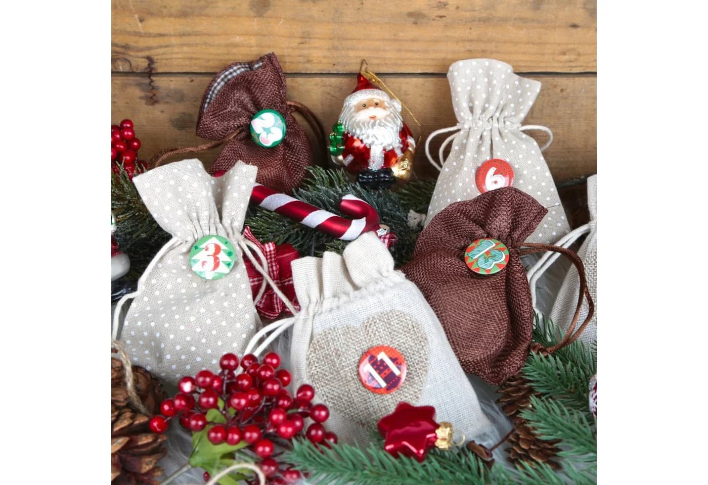Logbuch-Verlag Adventskalender Buttons aus Blech 24-tlg. rot/grün/weiß - Bild 3