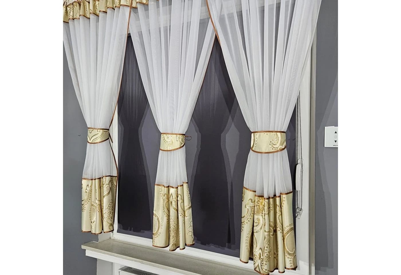 Gardinen by Justyna Vorhang 3er Gardine aus Voile Gold, Blumengardine, Kräuselband, Weiß - Bild 4