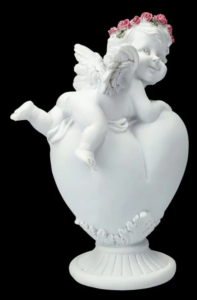 Figuren Shop GmbH Fantasy-Figur Engel Putte mit Rosenkranz auf Herz