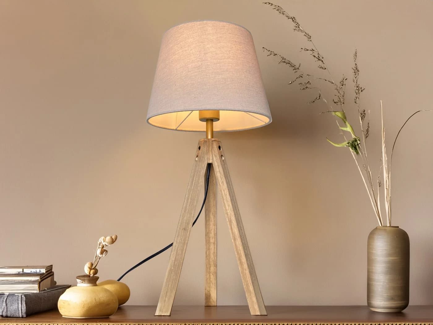 meineWunschleuchte Nachttischlampe Skandi-Style Holz-Dreibein Stoffschirm - Bild 2