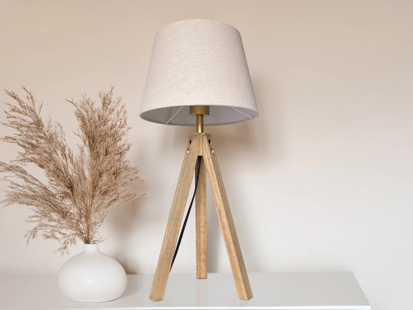 meineWunschleuchte Nachttischlampe Skandi-Style Holz-Dreibein Stoffschirm - Bild 4