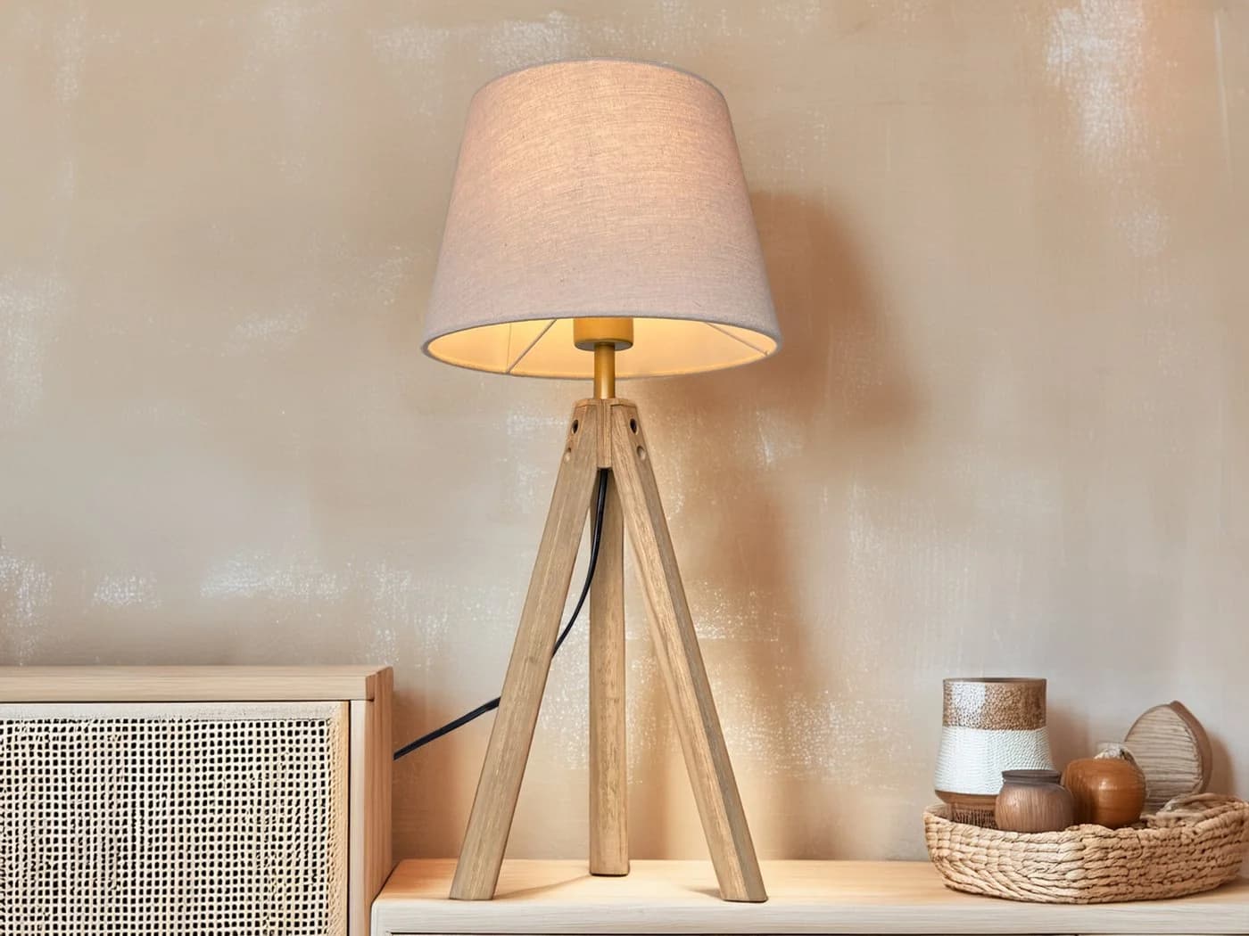 meineWunschleuchte Nachttischlampe Skandi-Style Holz-Dreibein Stoffschirm - Bild 5