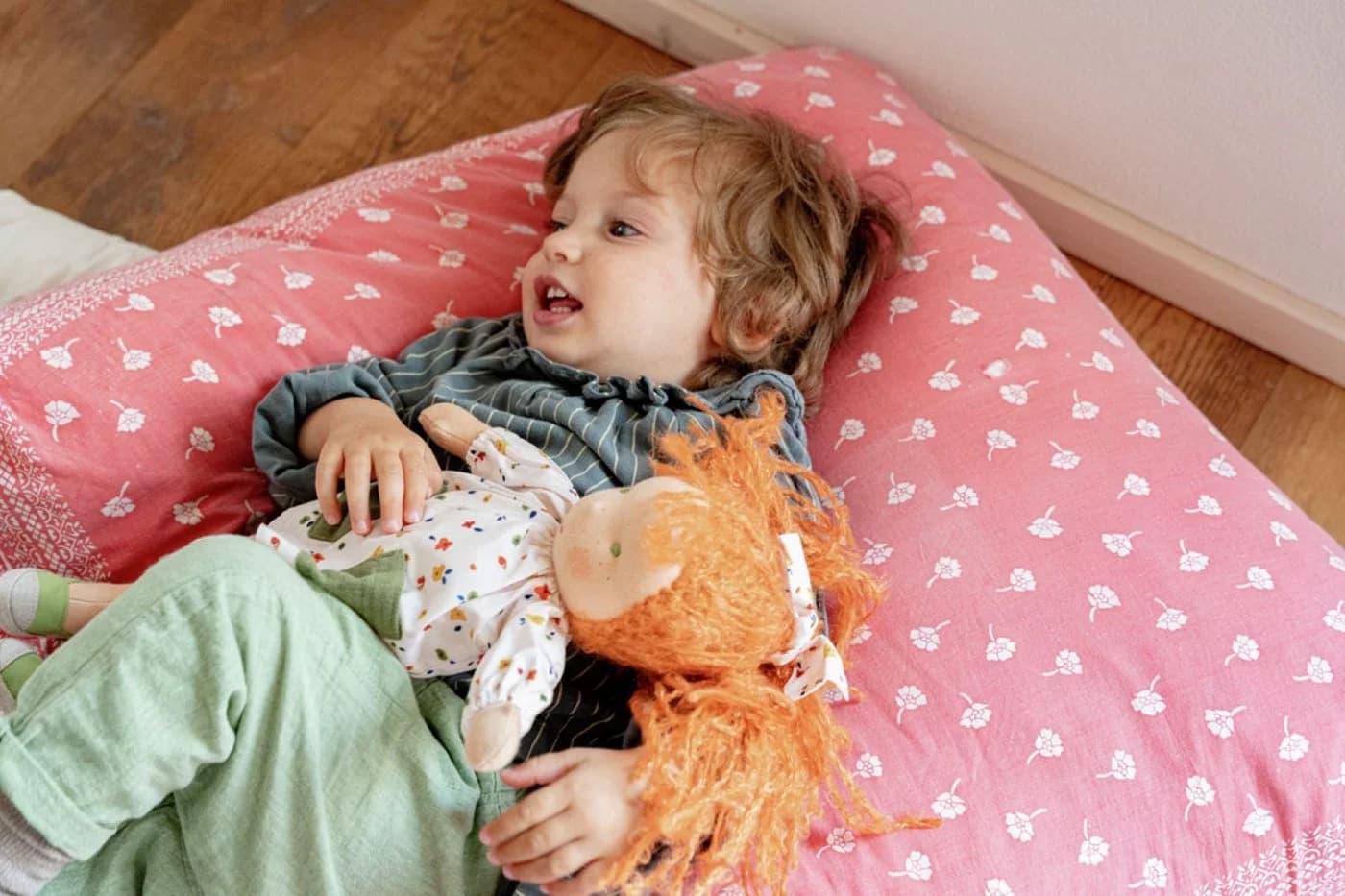 Käthe Kruse Waldorfpuppe Elsa mit Schnecke - 100% Baumwolle