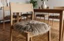 KUHFELL online & NOMAD Stuhlkissen Lammfell Natur 37 x 37 cm Echtes Schaffell Bild 2