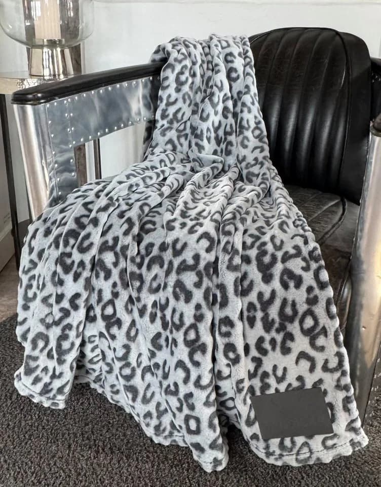 Sansibar Sylt Kuscheldecke Grau Leo-Design Fleece - Bild 2