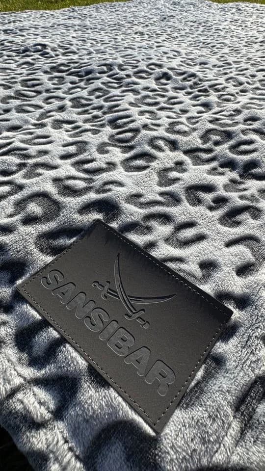 Sansibar Sylt Kuscheldecke Grau Leo-Design Fleece - Bild 3