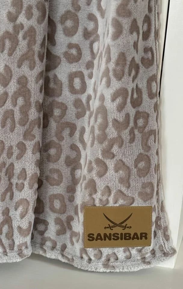 Sansibar Sylt Kuscheldecke Leo-Design Beige/Grau Fleece