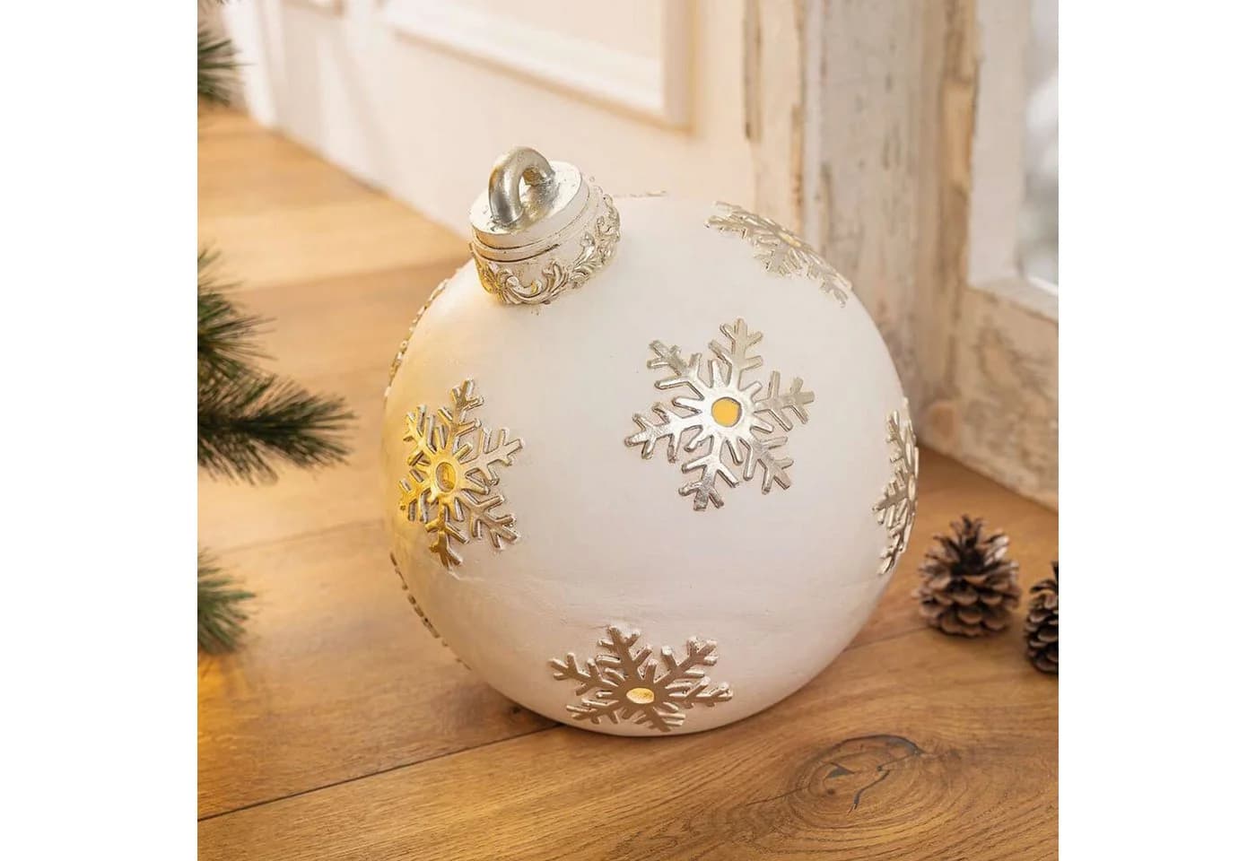 Dekoleidenschaft LED-Dekofigur Weihnachtskugel 28 cm Weiß/Gold