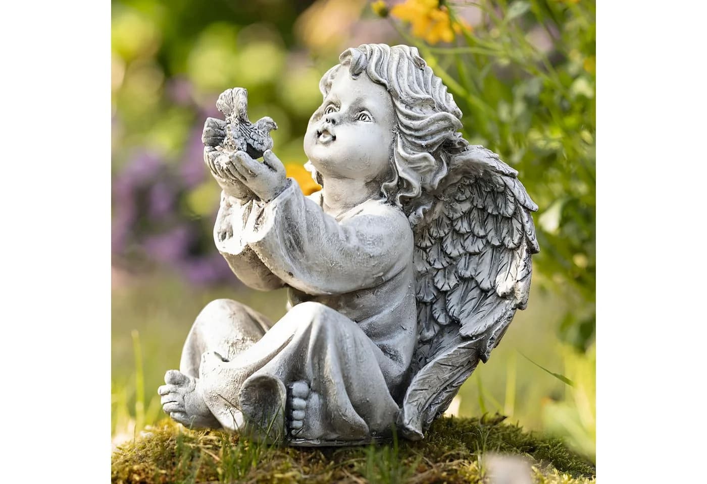 Dekoleidenschaft Engelfigur aus Polyresin sitzend 20 cm hoch