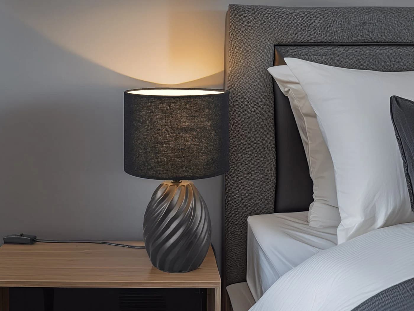 Reality Leuchten LED Nachttischlampe Schwarz Dimmbar Keramikfuß Stoffschirm