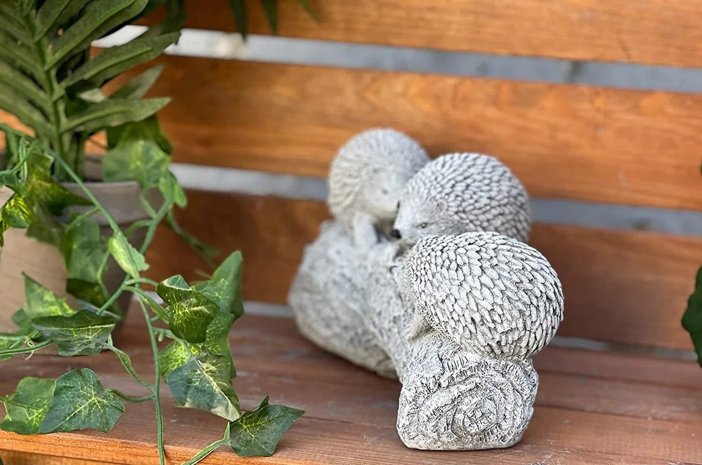 Stone and Style Gartenfigur Frostfeste Steinfigur 3 Igel auf Baumstamm Grau