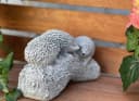Stone and Style Gartenfigur Frostfeste Steinfigur 3 Igel auf Baumstamm Grau Bild 4