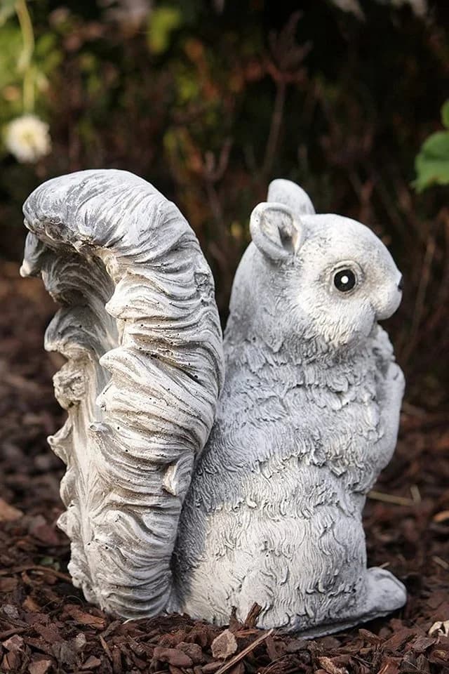 Stone and Style Gartenfigur Frostfeste Steinfigur Eichhörnchen stehend Grau