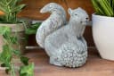 Stone and Style Gartenfigur Eichhörnchen mit Tannenzapfen Bild 1
