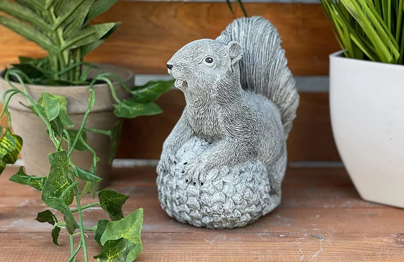 Stone and Style Gartenfigur Eichhörnchen mit Tannenzapfen - Bild 3