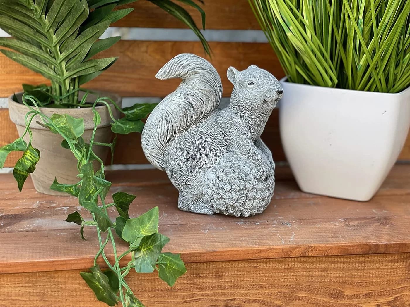 Stone and Style Gartenfigur Eichhörnchen mit Tannenzapfen - Bild 5