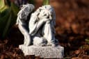 Frostfeste Steinfigur Engel 'In stillem Gedenken' auf Sockel Bild 3