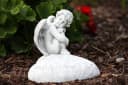 Stone and Style Frostfeste Steinfigur Engel auf Herz Grau Bild 4
