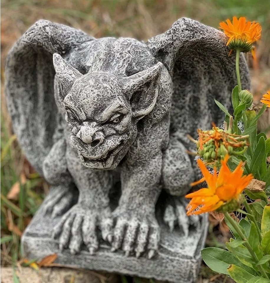 Stone and Style Gartenfigur Frostfeste Steinfigur Gargoyle auf Sockel Grau