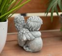 Stone and Style Engelfigur Frostfeste Steinfigur Engel am Herz Grau Bild 5