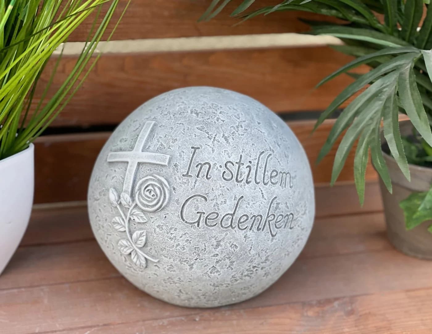 Stone and Style Grabkugel Grau Frostfest In stillem Gedenken