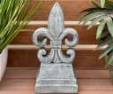 Stone and Style Gartenfigur Lilie Fleur de Lys Grau Steinguss Bild 1