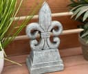 Stone and Style Gartenfigur Lilie Fleur de Lys Grau Steinguss Bild 3