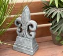 Stone and Style Gartenfigur Lilie Fleur de Lys Grau Steinguss Bild 4