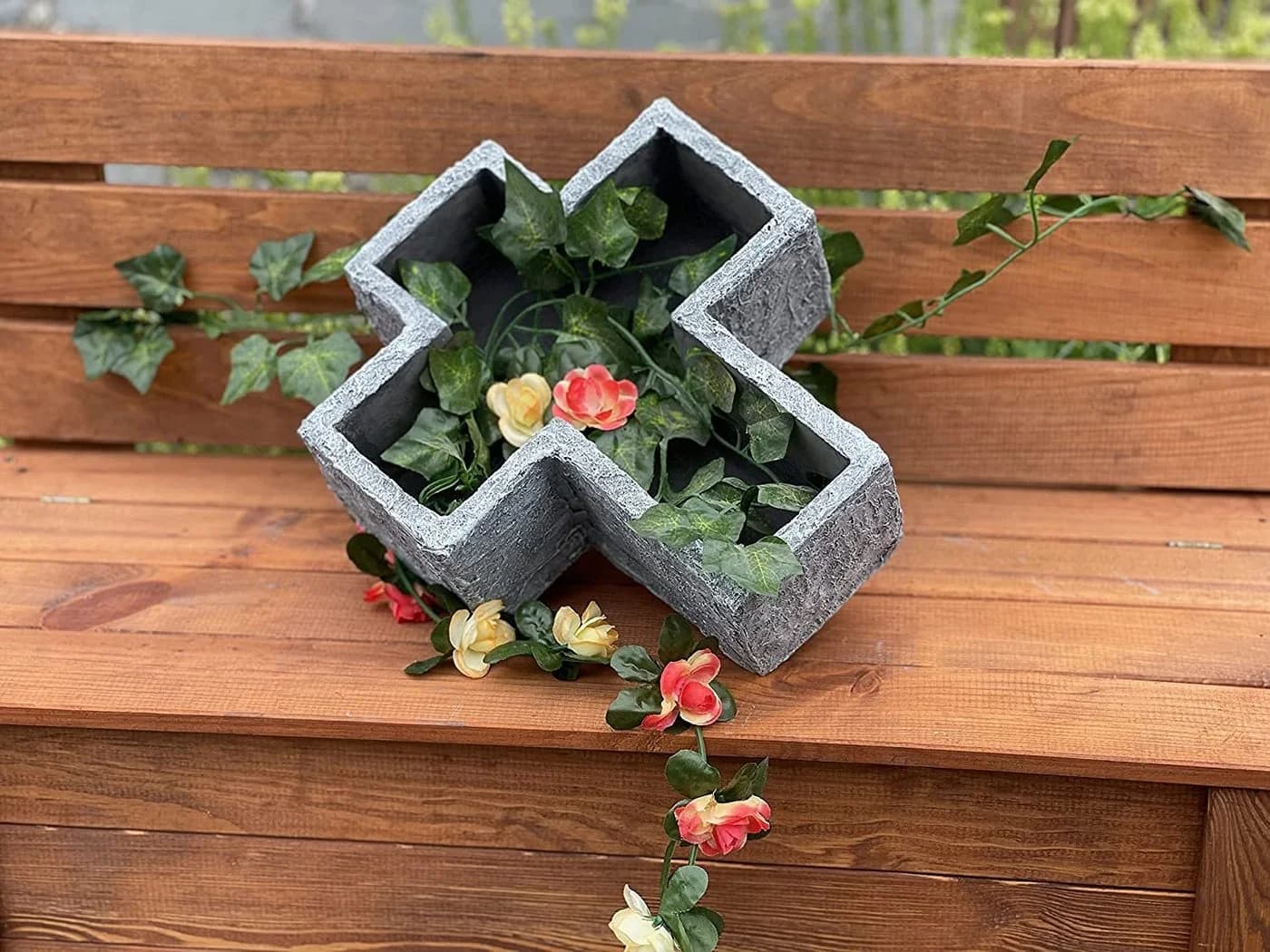 Stone and Style Frostfestes Grabkreuz Pflanzschale
