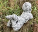 Stone and Style Gartenfigur Frostfeste Steinfigur Junge liegend Grau Bild 4