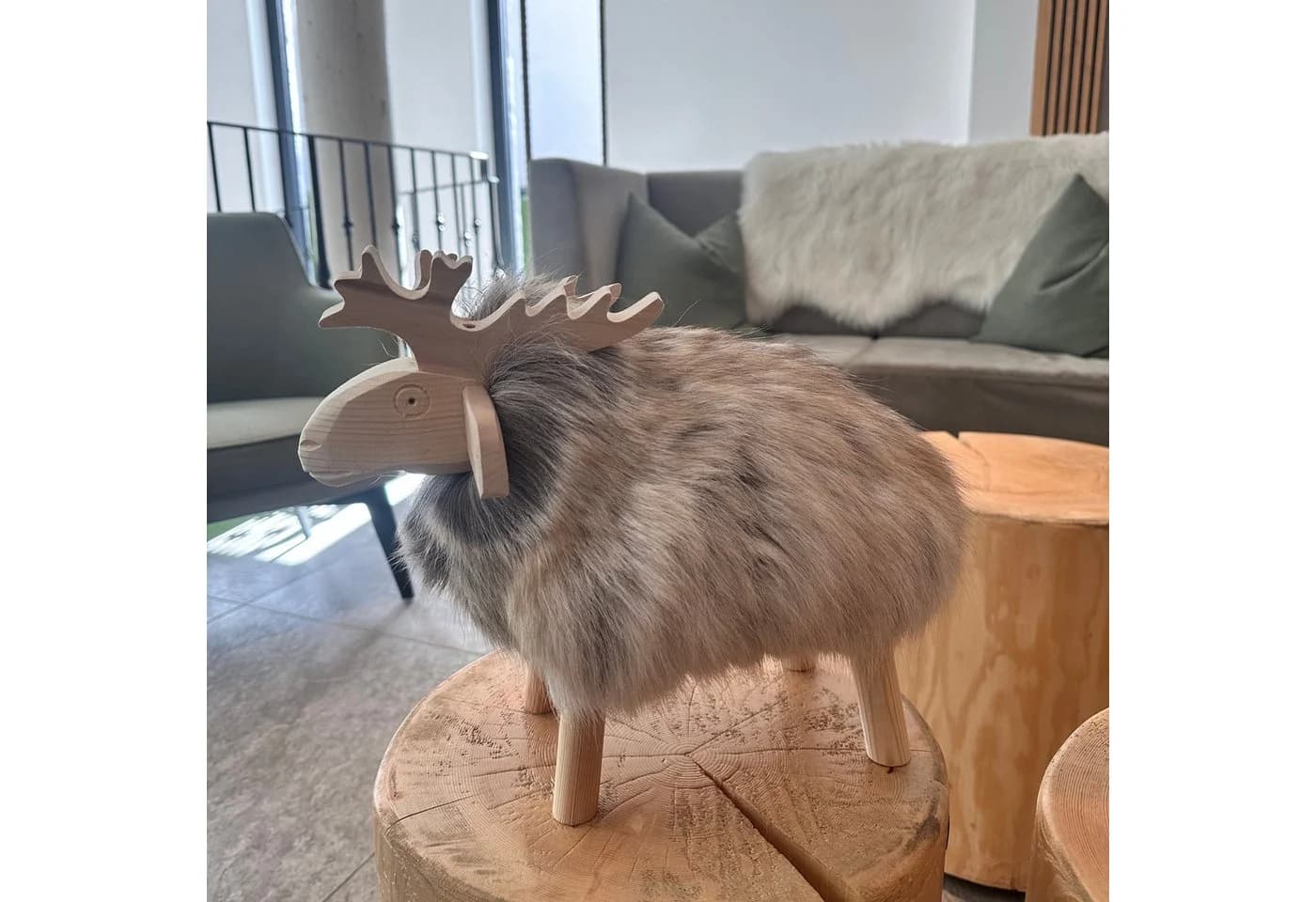 LIRA Deko Elch Holzfigur mit Rentierfell Skandinavische Tischdeko - Bild 2