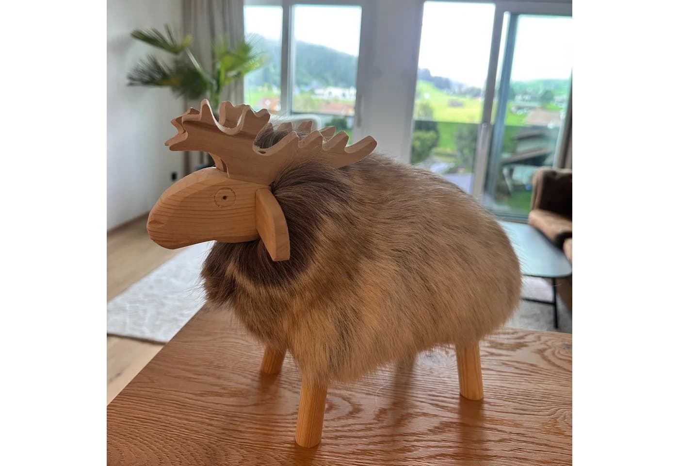 LIRA Deko Elch Holzfigur mit Rentierfell Skandinavische Tischdeko - Bild 5