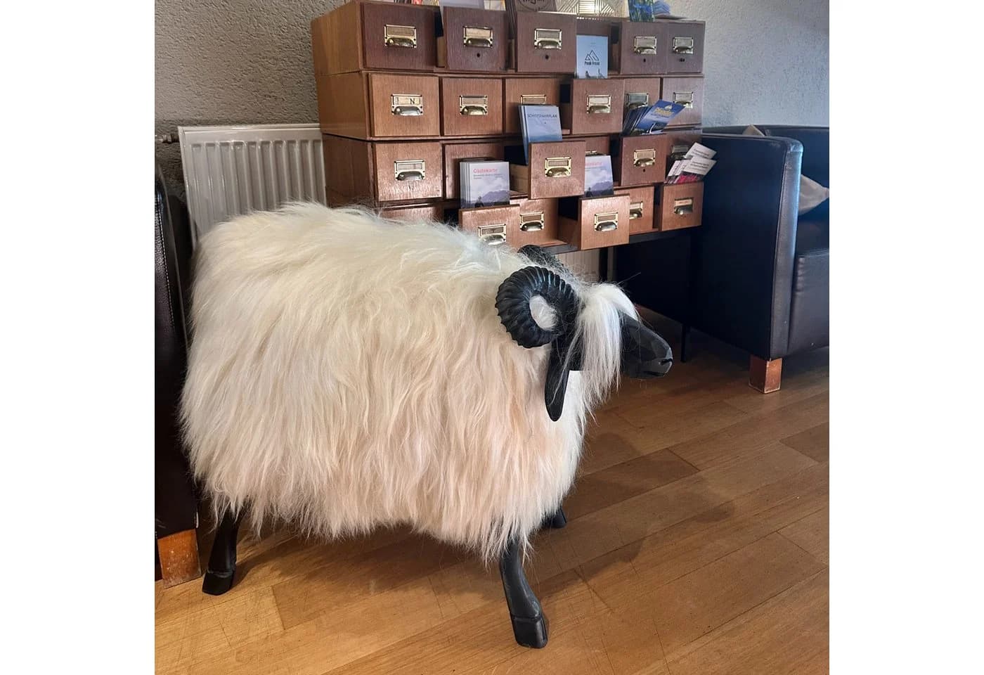 LIRA Deko XL Schafhocker Fichtenholz 100% Islandfell Handgeschnitzt - Bild 4