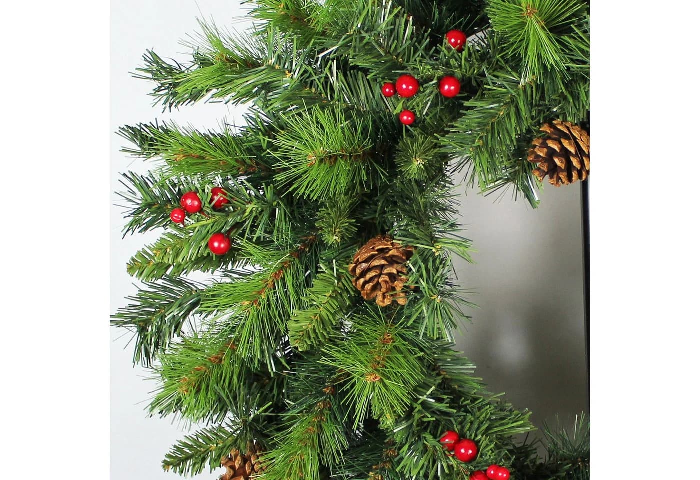 Arnusa Weihnachtskranz 60 cm mit roten Beeren und Zapfen - Bild 3