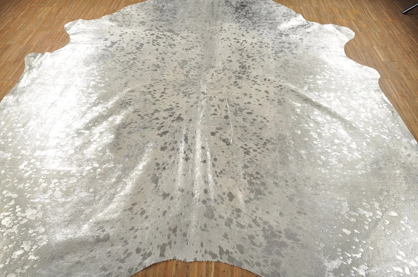 KUHFELL & NOMAD Fellteppich Hellgrau Silber Metallic XL - Bild 4
