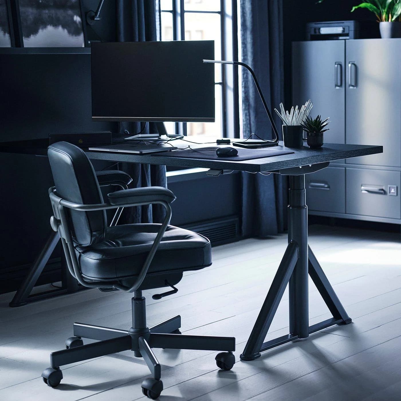 IKEA IDÅSEN Schreibtisch sitz/steh Schwarz/Dunkelgrau höhenverstellbar