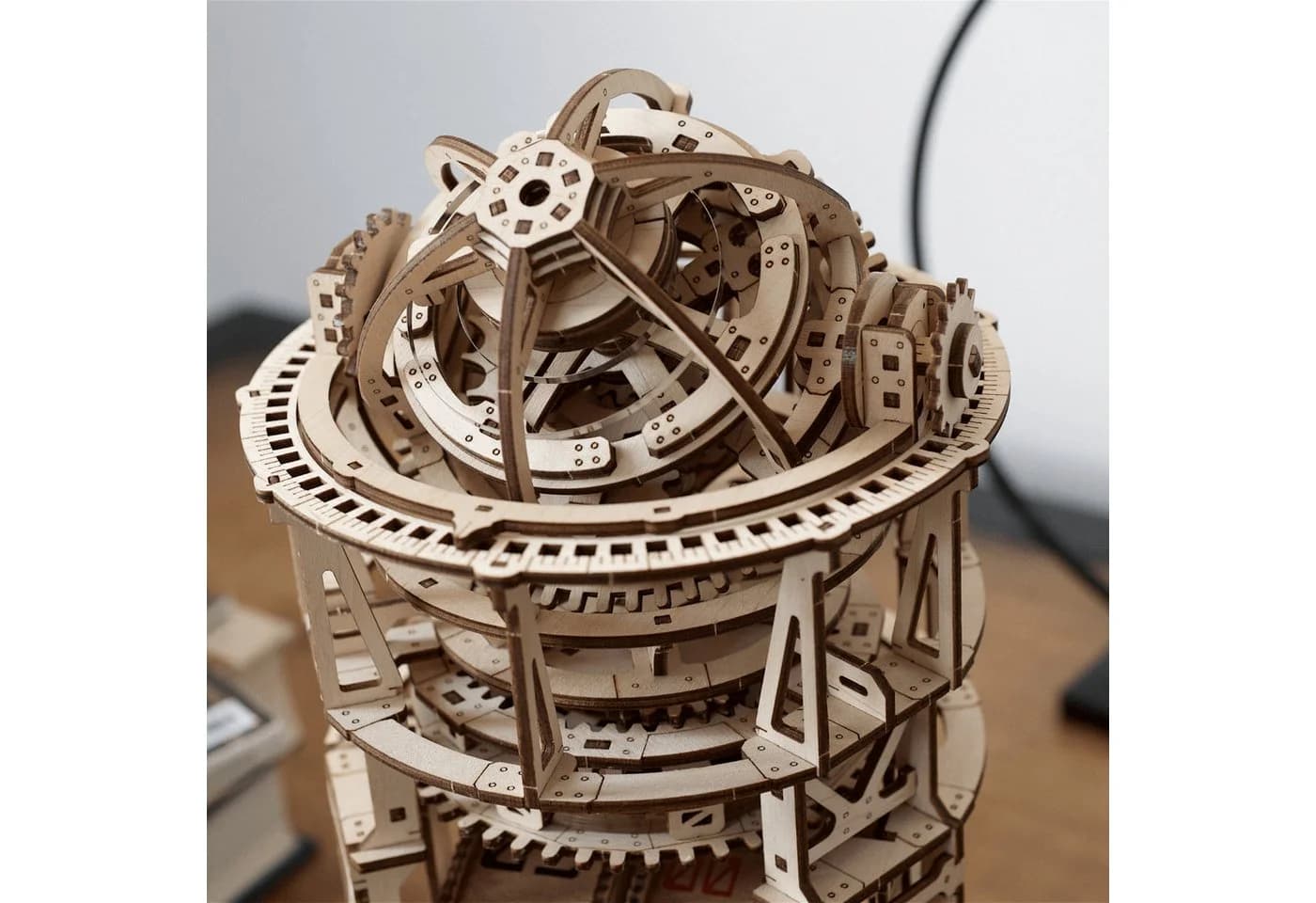 UGEARS Modellbausatz Ugears Tourbilllon-Tischuhr Sternengucker Mechanisches Holzpuzzle - Bild 3