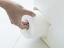 Yamazaki Toilettenpapierhalter Tower Weiß - Aufbewahrung für 8 Rollen mit Ablage Bild 4